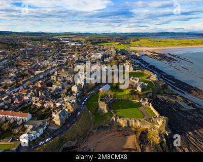 Vue aérienne depuis le drone de la ville de St Andrews à Fife, en Écosse, au Royaume-Uni Banque D'Images