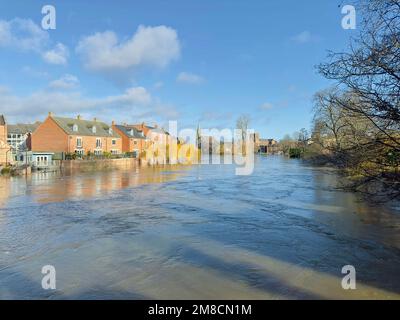 Photo de distribution prise avec la permission du fil Twitter de @Shaunjenks de la rivière Severn gonflée à Shrewsbury. Date de la photo: Vendredi 13 janvier 2023. Banque D'Images