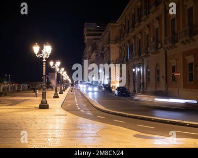 TARANTO, ITALIE - 28 OCTOBRE 2021 : rue Corso Vittorio Emanuele II à Taranto, Italie de nuit Banque D'Images