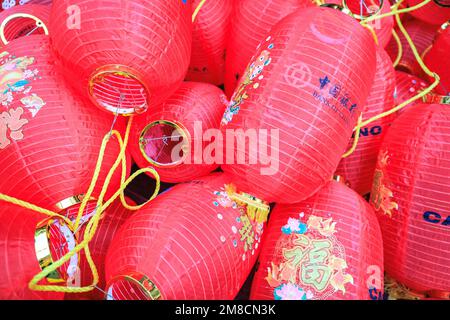 Londres, Royaume-Uni. 13th janvier 2023. Les nouvelles lanternes sont installées autour de Gerrard Street et Soho. Les préparatifs sont en cours dans et autour du quartier chinois de Londres pour les célébrations du nouvel an chinois (nouvel an lunaire 2023) le 22nd janvier, qui sera l'année du lapin. Les festivités autour du centre de Londres comprendront une nouvelle fois une parade autour de Soho et des événements sur Trafalgar Square. Credit: Imagetraceur/Alamy Live News Banque D'Images