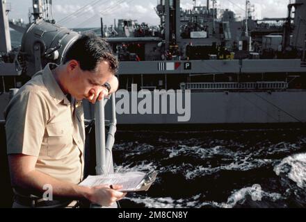 LE LCDR Wolfgang Kelly marque le début de la reconstitution en cours, ce qui a pris un palce entre le croiseur de missiles guidé USS JOSEPHUS DANIELS (CG 27) et un lubrificateur de classe Henry J. Kaiser. Les navires participent à Unitas XXXI, un exercice annuel conjoint entre les États-Unis Marine et les forces navales de neuf pays d'Amérique du Sud. Sujet opération/série: UNITAS XXXI pays: Inconnu Banque D'Images