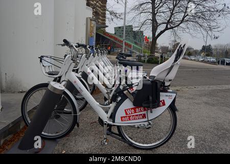 Station d'accueil de location de vélos WienMobil à Vienne, en Autriche, le programme de location de vélos fonctionne 3000 cycles sur des stations d'accueil fixes et numériques Banque D'Images