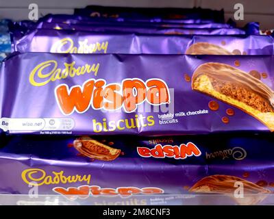 DUSHANBE, TADJIKISTAN - 12 AOÛT 2022 : délicieux biscuits au chocolat au lait mousseux Cadbury Wispa sur l'étagère de présentation dans la boutique. Banque D'Images