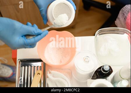 Préparation d'un masque hydratant à la main, poudre pour la préparation d'un masque hydratant, travail d'un cosmétologue. Banque D'Images