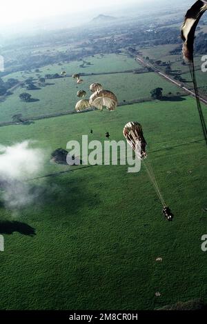 Les soldats du 1st Bataillon, 509th infanterie, parachutistes d'un avion C-130E Hercules dans une zone de dépôt à l'extérieur de la ville pour mener des opérations à l'appui de l'opération juste cause. Sujet opération/série: JUSTE CAUSE base: David pays: Panama (PAN) Banque D'Images