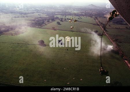 Les soldats du 1st Bataillon, 509th infanterie, parachutistes d'un avion C-130E Hercules dans une zone de dépôt à l'extérieur de la ville pour mener des opérations à l'appui de l'opération juste cause. Sujet opération/série: JUSTE CAUSE base: David pays: Panama (PAN) Banque D'Images