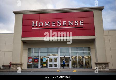 Boutique de HomeSense. Home Sense est une chaîne canadienne d'articles d'ameublement de maison à prix réduit. HALIFAX, NOUVELLE-ÉCOSSE, CANADA - DEC 2022 Banque D'Images