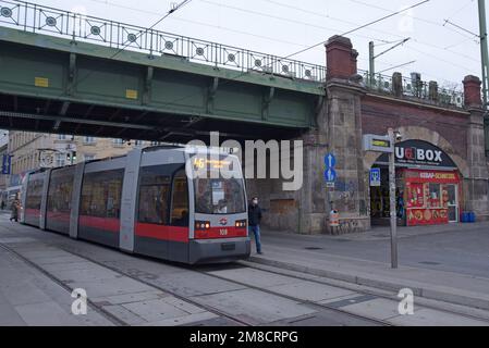 Un tramway électrique Siemens ELIN Ultra Low Floor passe sous le pont Währinger Straße Volksoper à Vienne, en Autriche. Décembre 2022 Banque D'Images