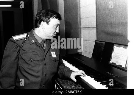 Un membre d'une bande militaire soviétique en visite inspecte un clavier électronique lors de la visite de son groupe aux États-Unis École de musique de la Marine. Base: Base navale Amphib, Little Creek État: Virginie (va) pays: Etats-Unis d'Amérique (USA) Banque D'Images