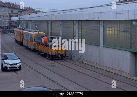 Véhicules d'entretien et de réparation pour le réseau métropolitain de Vienne garés le long du dépôt à Betriebsbahnhof Michelbeuern, Vienne, Autriche. Décembre 202s Banque D'Images