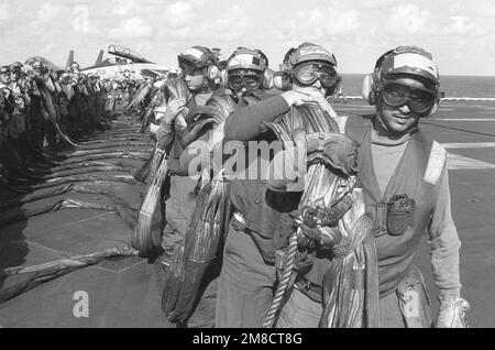 Les équipages de plate-forme de vol ramènent la barricade à son espace de stockage après un exercice à bord du porte-avions USS JOHN F. KENNEDY (CV-67) pendant LA FLOTTE EX 1-90. Objet opération/série: FLEET EX 1-90 pays: Océan Atlantique (AOC) Banque D'Images