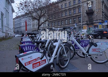 Station d'accueil de location de vélos WienMobil à Vienne, en Autriche, le programme de location de vélos fonctionne 3000 cycles sur des stations d'accueil fixes et numériques Banque D'Images