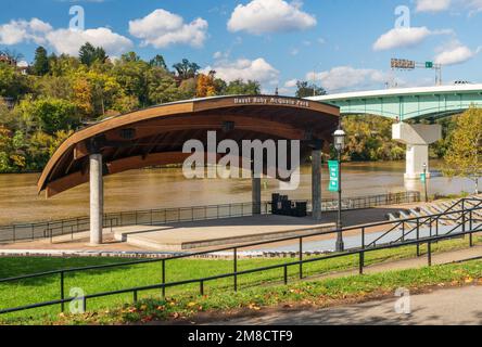 Morgantown, WV - 23 octobre 2016 : parc Hazel Ruby McQuain et scène au bord de la rivière en Virginie occidentale Banque D'Images