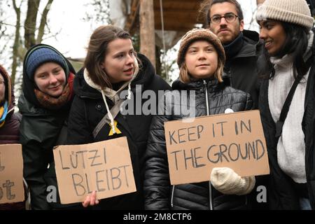 Erkelenz, Allemagne. 13th janvier 2023. Luisa Neubauer (2nd de gauche) et Greta Thunberg (3rd de droite). Credit: Federico Gambarini/dpa/Alay Live News Banque D'Images