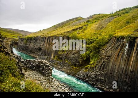 Studlafoss et Studlagil Basalt Rock Columns Canyon spectaculaire rivière paysagère à Jokuldalur, Islande Banque D'Images