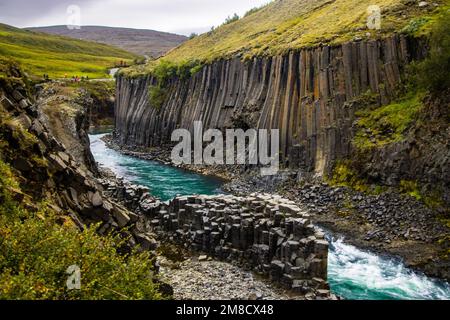 Studlafoss et Studlagil Basalt Rock Columns Canyon spectaculaire rivière paysagère à Jokuldalur, Islande Banque D'Images