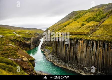 Studlafoss et Studlagil Basalt Rock Columns Canyon spectaculaire rivière paysagère à Jokuldalur, Islande Banque D'Images