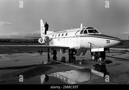 Un Sabreliner CT-39G du Fleet Logistics support Squadron 24 (VR-24) est lavé sur la ligne de vol. Base: Naval Air Station, Sigonella État: Sicile pays: Italie (ITA) Banque D'Images