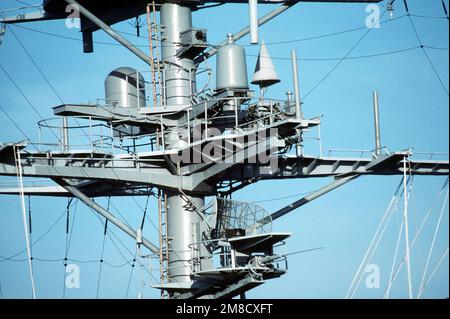 Vue de la section médiane du mât polaire du porte-avions à propulsion nucléaire USS THEODORE ROOSEVELT (CVN-71) affichant l'antenne radar 10PL-168C, en bas, avec l'unité de navigation aérienne tactique (TACAN) et divers capteurs météorologiques sur la plate-forme. Base: Naval Air Station, Norfolk État: Virginie (va) pays: Etats-Unis d'Amérique (USA) Banque D'Images