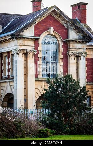 Hôpital psychiatrique de Whitchurch, bâtiment classé de grade II abandonné laissé à la pourriture. Bâtiment administratif Edwardian en gros plan Banque D'Images