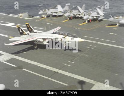 Un avion F-14A Tomcat du Fighter Squadron 84 (VF-84) arrive pour un atterrissage arrêté sur le pont de vol du porte-avions à propulsion nucléaire USS ABRAHAM LINCOLN (CVN-72). Pays: Océan Atlantique (AOC) Banque D'Images