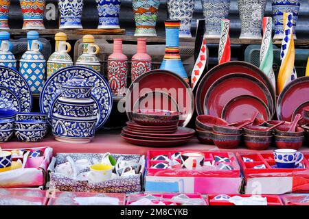 Poterie en céramique colorée faite à la main. Poterie peinte à la main. Salon de poterie traditionnelle à Pune, en Inde. Banque D'Images