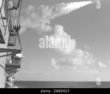 Un missile antinavire RGM-84A Harpoon est lancé à partir du destroyer USS PETERSON (DD-969) pendant LA FLOTTE EX 1-90. Objet opération/série: FLEET EX 1-90 pays: Océan Atlantique (AOC) Banque D'Images