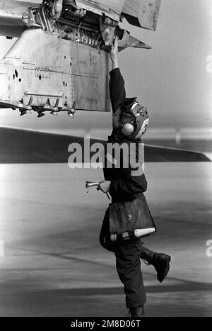 Un membre de l'escadron d'attaque 122 (va-122) effectue une inspection en amont de l'un des avions Corsair II A-7E de l'escadron. Base: Naval Air Station, Lemoore État: Californie (CA) pays: Etats-Unis d'Amérique (USA) Banque D'Images