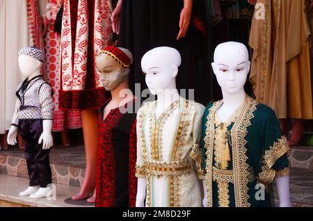 Marché du souk textile en Israël, Barta’a. National Arab robes dans la rue Banque D'Images