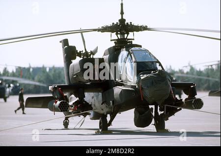 Un hélicoptère Apache Assault AH-64 est stationné sur la ligne de vol avant une mission de vol de l'Armée de terre. Le Détachement 3, 5th Escadron météorologique de la Force aérienne fournit des équipes météorologiques aéroportées pour soutenir les unités de l'aviation de l'Armée de terre, comme le XVIII corps aéroporté et les unités subalternes, y compris la 82nd Division aéroportée, LE 1st Commandement des opérations spéciales et le 7th Groupe des forces spéciales. État: Caroline du Nord (NC) pays: Etats-Unis d'Amérique (USA) Banque D'Images