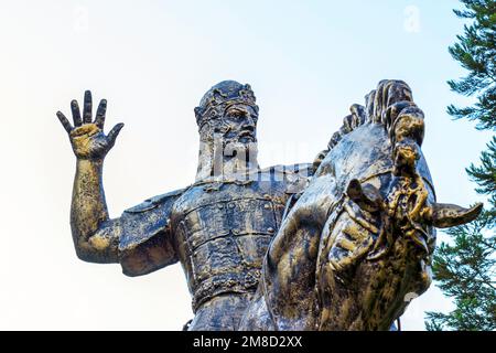 DUSHANBE, TADJIKISTAN - 2 JUILLET 2022 : la statue de bronze d'Amir ya'qub ibn al-Layth al-Saffar (Yaghub Leys Safari), un Coppermith et le fondateur du Banque D'Images