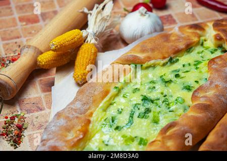 Pain plat turc (pide), gros plan, espace de copie pour le texte. Le PIDE est un délicieux plat de cuisine turque, qui est un pain plat ouvert sur la pâte à levure. Banque D'Images