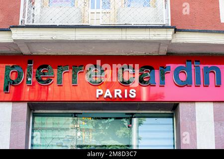 DUSHANBE, TADJIKISTAN - 5 AOÛT 2022 : panneau du logo de la marque Pierre Cardin sur la façade du centre commercial. Banque D'Images