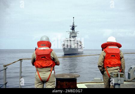 Les membres de l'équipage se tiennent sur la poupe du destroyer de missile guidé USS GOLDSBOROUGH (DDG-20) alors que le navire se prépare à remorquer la frégate USS BREWTON (FF-1086) pendant les exercices de remorquage au large des côtes du sud de la Californie. Pays : Océan Pacifique (POC) Banque D'Images