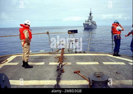 Les membres de l'équipage se tiennent sur la poupe du destroyer de missile guidé USS GOLDSBOROUGH (DDG-20) alors que le navire se prépare à remorquer la frégate USS BREWTON (FF-1086) au cours d'un exercice de remorquage au large des côtes du sud de la Californie. Pays : Océan Pacifique (POC) Banque D'Images