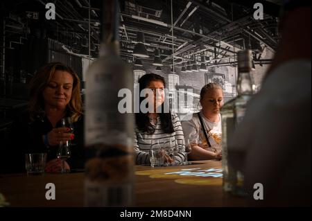 Varsovie, Pologne. 13th janvier 2023. Les visiteurs sont vus prendre part à une dégustation de vodka au Musée de la vodka, où la Journée de la vodak polonaise est célébrée à Varsovie, en Pologne, le 13 janvier 2022. (Photo de Jaap Arriens/Sipa USA) crédit: SIPA USA/Alay Live News Banque D'Images