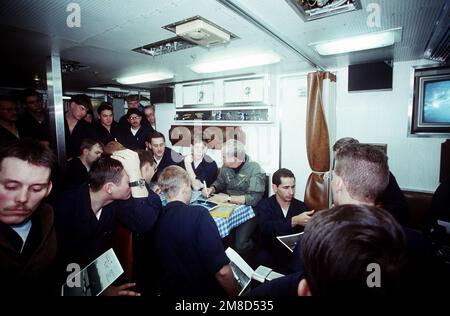 Le secrétaire de la Marine, H. Lawrence Garrett III, autographe des photos de la nouvelle équipe de sous-marins nucléaires USS GURNARD (SSN 662) lors d'un déploiement sous la glace arctique au large de l'Alaska. Pays: Océan Arctique Banque D'Images
