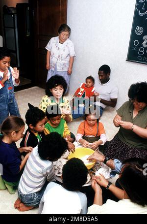 Les enfants amérasiens se réunissent pour un repas dans un centre de garde d'enfants parrainé par la section de la base aérienne d'Osan de la Société pour les enfants d'Amerasian pour aider la progéniture des femmes coréennes et des militaires américains longtemps absents. Base: Songtan pays: République de Corée (KOR) Banque D'Images