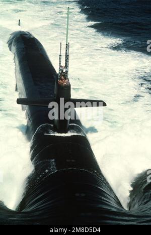 Une vue d'avant-plan du sous-marin de missiles stratégiques à propulsion nucléaire USS TENNESSEE (SSBN-734) est en cours. Pays: Océan Atlantique (AOC) Banque D'Images