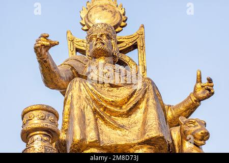 DUSHANBE, TADJIKISTAN - 2 JUILLET 2022 : la statue de bronze de Kanishka I a Kushan King. Banque D'Images