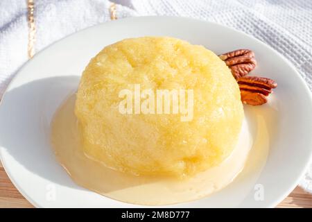 Fromage turc doux au dessert Halva Hosmerim sur la plaque blanche de la cuisine. Banque D'Images