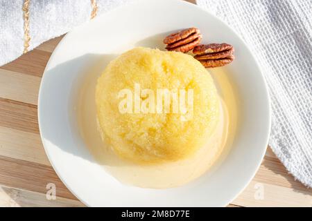 Fromage turc doux au dessert Halva Hosmerim sur la plaque blanche de la cuisine. Banque D'Images