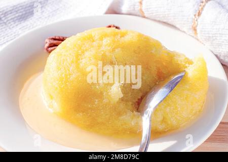 Fromage turc doux au dessert Halva Hosmerim sur la plaque blanche de la cuisine. Banque D'Images