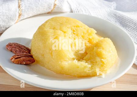 Fromage turc doux au dessert Halva Hosmerim sur la plaque blanche de la cuisine. Banque D'Images