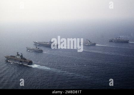 Des navires de quatre nations naviguent en formation pendant l'exercice Dragon Hammer '90 de la région du Sud de l'OTAN. Les navires sont, de gauche à droite : le navire d'assaut amphibie USS SAIPAN (LHA-2), le porte-avions espagnol SPS PRINCIPE DE ASTURIAS (R-11), le porte-avions à propulsion nucléaire USS DWIGHT D. EISENHOWER (CVN-69), le porte-avions légers italien GIUSEPPE GARIBALDI (C-551) et le porte-avions légers britannique (HMS R-05). Objet opération/série: DRAGON HAMMER '90 pays: Mer Méditerranée (MED) Banque D'Images