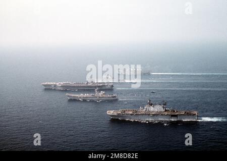 Des navires de quatre nations naviguent en formation pendant l'exercice Dragon Hammer '90 de la région du Sud de l'OTAN. Les navires sont, de l'avant : le navire d'assaut amphibie USS SAIPAN (LHA-2), le porte-avions espagnol SPS principe de Asturias (R-11), le porte-avions à propulsion nucléaire USS DWIGHT D. EISENHOWER (CVN-69), le porte-avions légers italien GIUSEPPE GARIBALDI (C-551) et le porte-avions légers britannique (HMS R-05) INVINCIBLE. Objet opération/série: DRAGON HAMMER '90 pays: Mer Méditerranée (MED) Banque D'Images