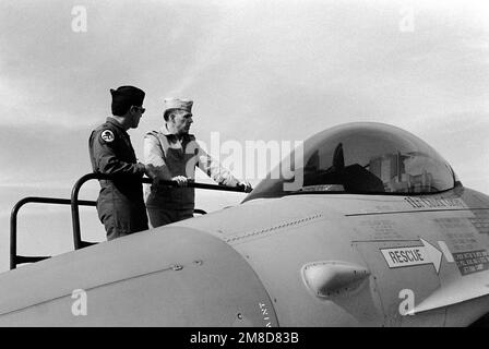 L'amiral (ADM) Jonathan T. Howe, à droite, commandant en CHEF des Forces alliées en Europe du Sud, s'entretient avec des officiers de la Force aérienne des États-Unis lorsqu'il voit un avion FCF-16 de combat comme un étalage statique d'avions de l'OTAN. L'exposition est organisée en conjonction avec l'exercice Dragon HAMMER '90 de la région du Sud de l'OTAN. Sujet opération/série: DRAGON HAMMER '90 pays: Italie (ITA) Banque D'Images