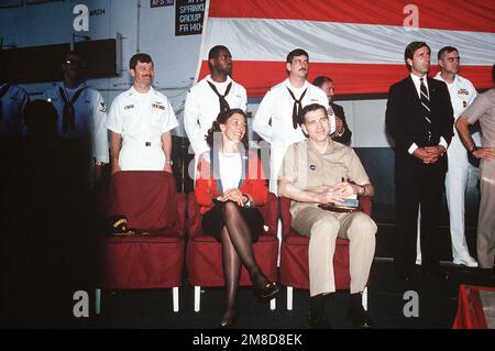 L'amiral Jonathan T. Howe, commandant des forces navales américaines en Europe, et Mme Quayle écoutent un discours du vice-président Dan Quayle à bord du porte-avions à propulsion nucléaire USS DWIGHT D. EISENHOWER (CVN 69). Pays: Mer méditerranée (MED) Banque D'Images