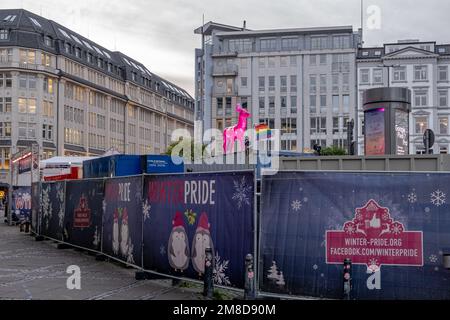 Hambourg, Allemagne - 12 07 2022: Vue de la barrière et d'un renne rose du marché de noël queer FIERTÉ D'HIVER à Hambourg Banque D'Images