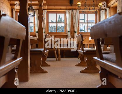 Vue depuis le point inférieur de la salle d'hôtes du restaurant de montagne dans les Alpes autrichiennes Banque D'Images